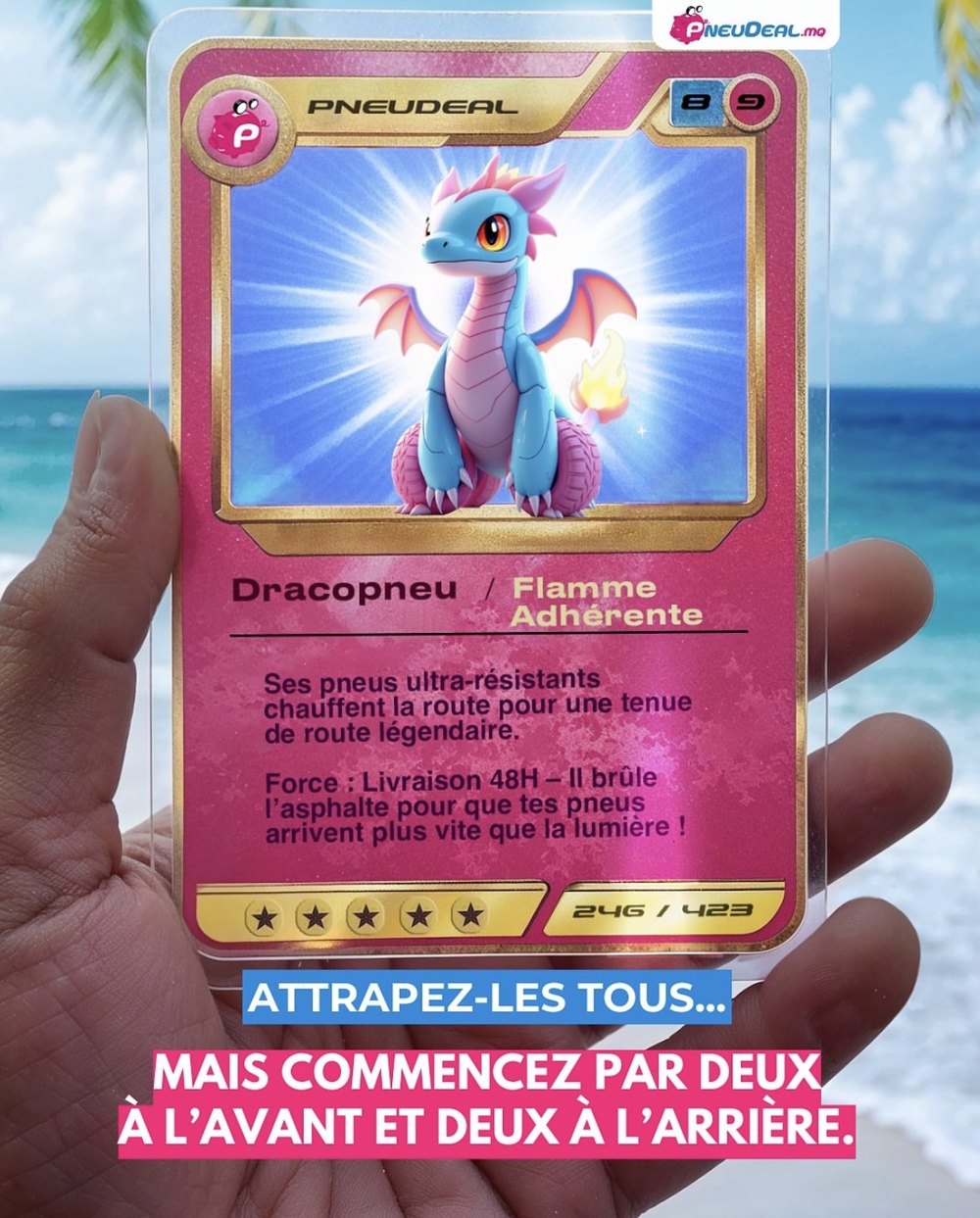 Carte à collectionner PneuDeal, Dracopneu, tenue au creux d'une main devant la mer